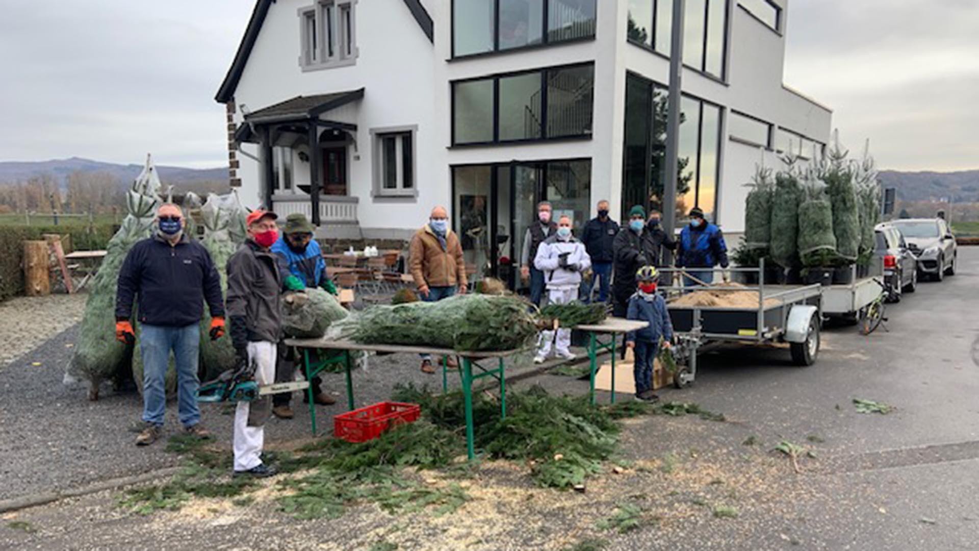 Helfer bei der Weihnachtsbaum-Aktion 2020 in Oberwinter